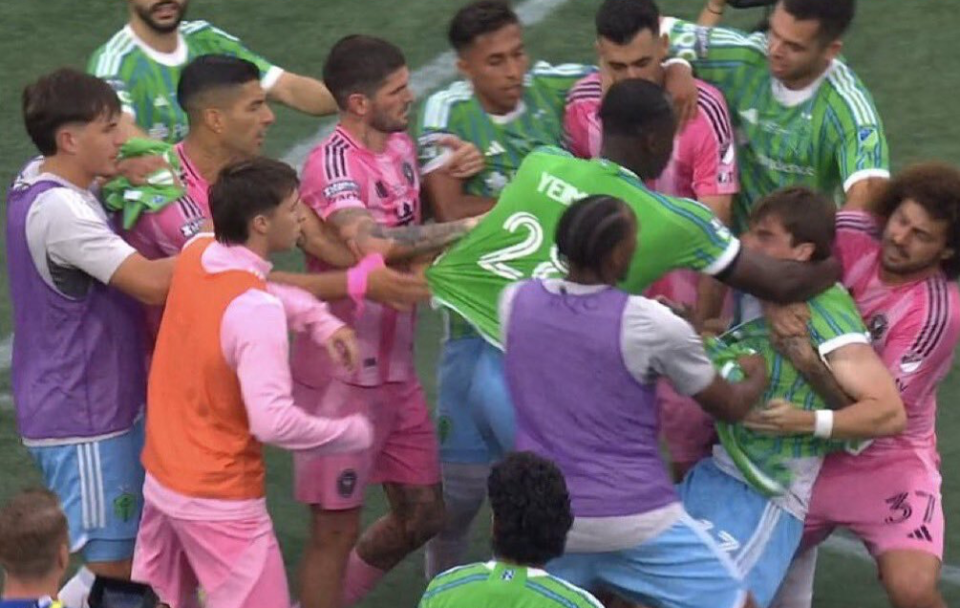 干架中被揪, 手臂的纱布 干架中被揪, 手臂的纱布