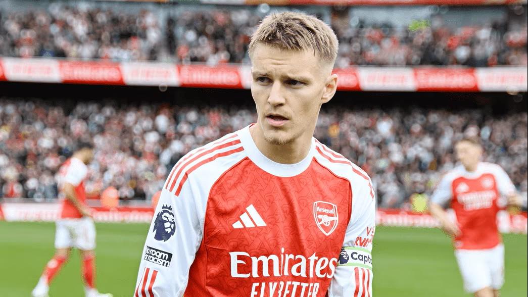 而且在对阵, 一起踢球